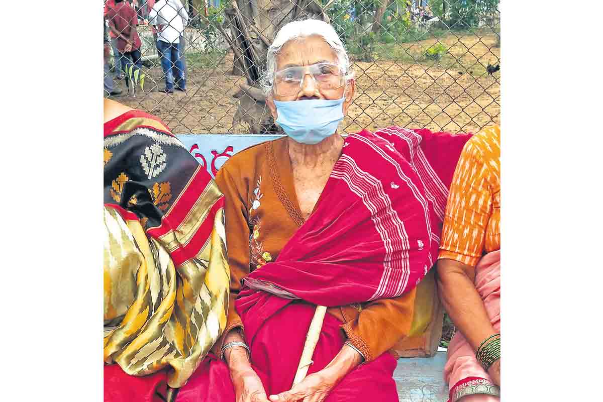 కొడుకు తిండి పెడ్తలేడు సారూ!