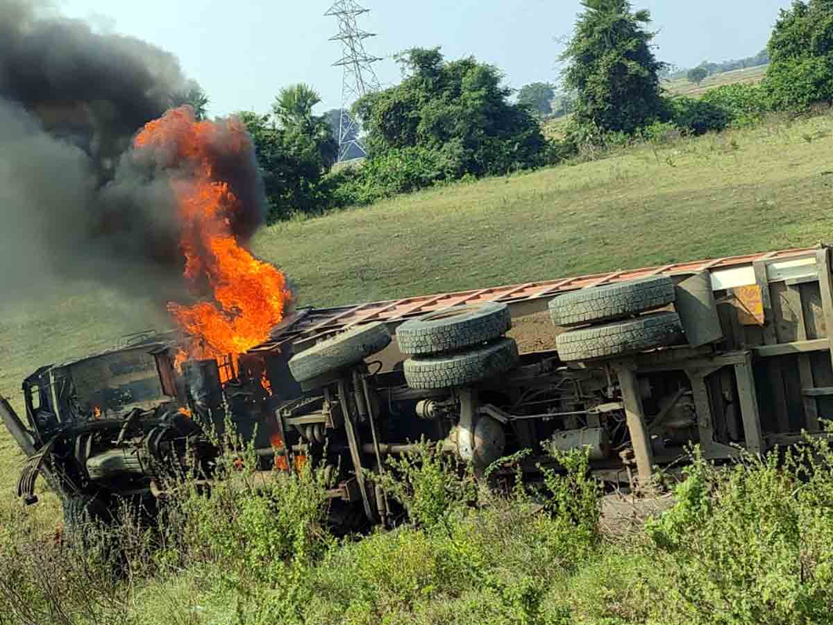 Crime : అదుపుతప్పి విద్యుత్‌ స్తంభాన్ని ఢీకొట్టిన ఇసుక లారీ..