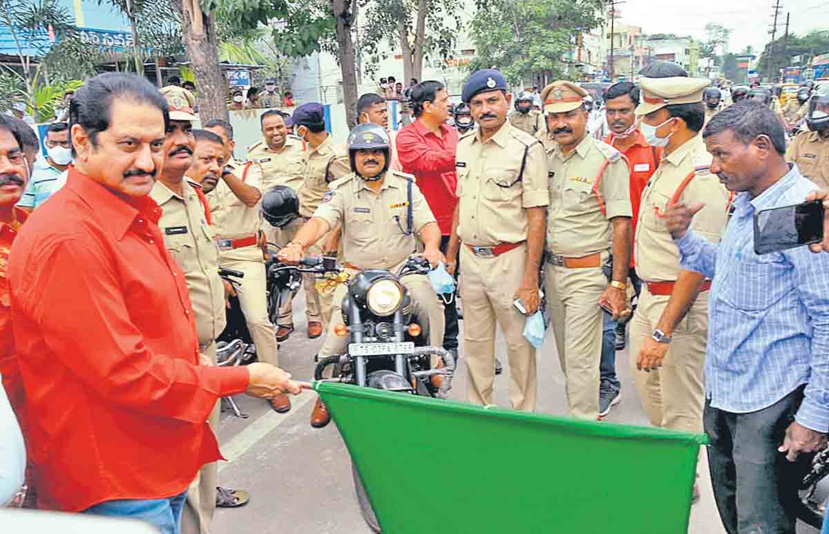 హెల్మెట్‌తోనే ప్రాణానికి భద్రత