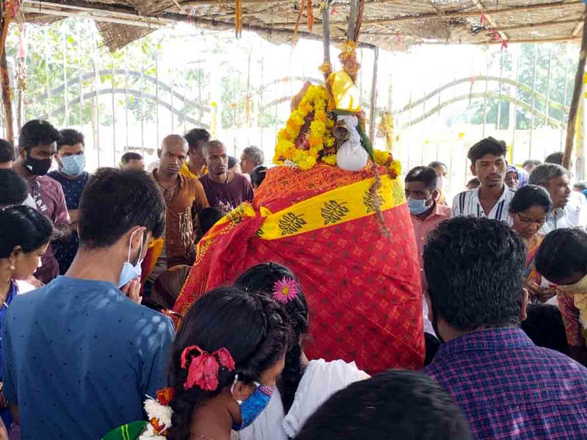 Medaram : వనదేవతల సన్నిధిలో సండే సందడి.. భారీగా తరలివచ్చిన భక్తులు