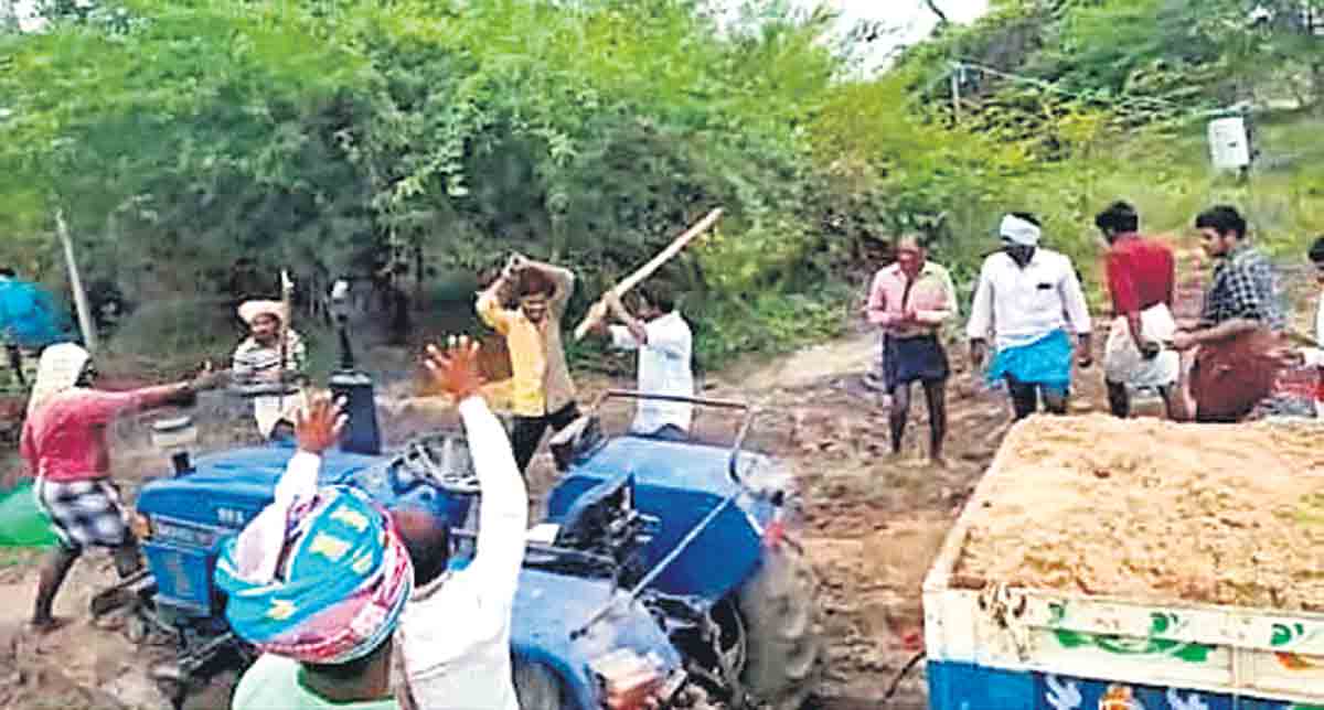 ఇసుక కోసం వెళ్తే దాడి