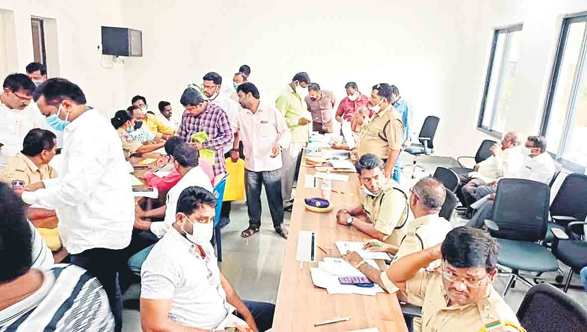 దరఖాస్తుల వెల్లువ