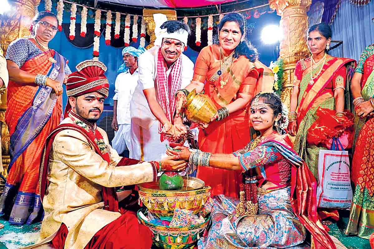 కాళ్లు కడిగి రుణం తీర్చుకొని..