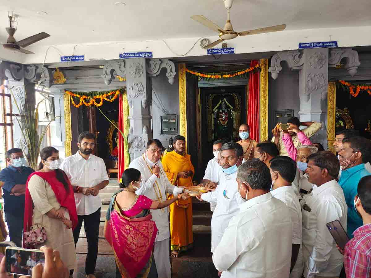 తిమ్మాపూర్‌ వెంకన్నకు బంగారు కిరీటం