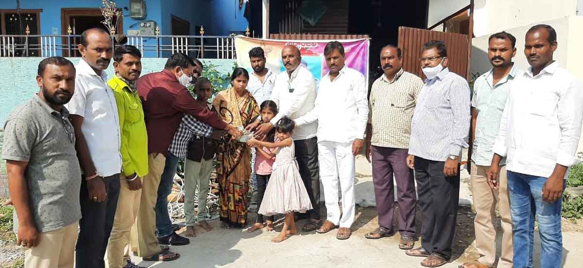 క్రీడాకారులకు ఎంపీ బీబీపాటిల్‌ ఆర్థిక సహాయం