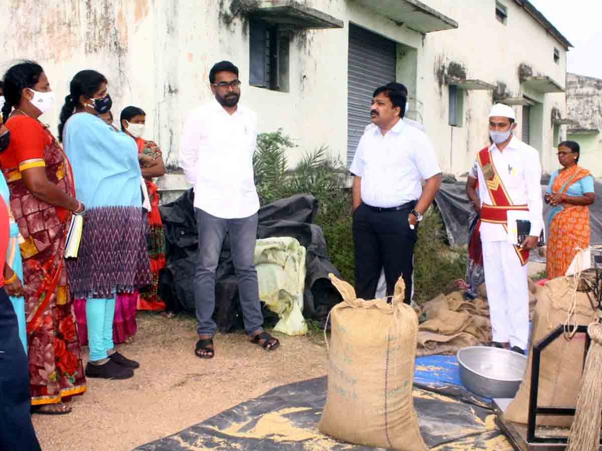 Jangaon : ధాన్యాన్ని వెంట వెంటనే తరలించాలి.. జిల్లా కలెక్టర్‌ శివలింగయ్య