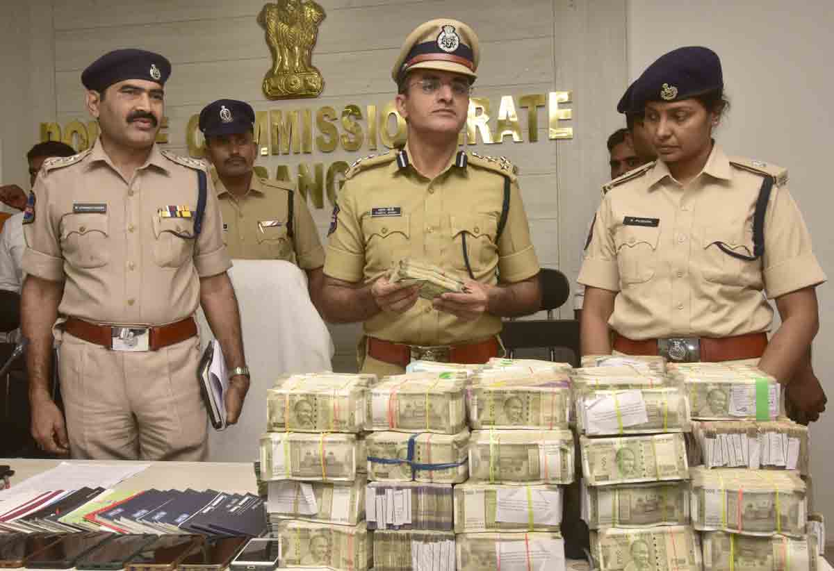 ఇద్దరు ఆన్లైన్ బెట్టింగ్ బుకీల అరెస్ట్