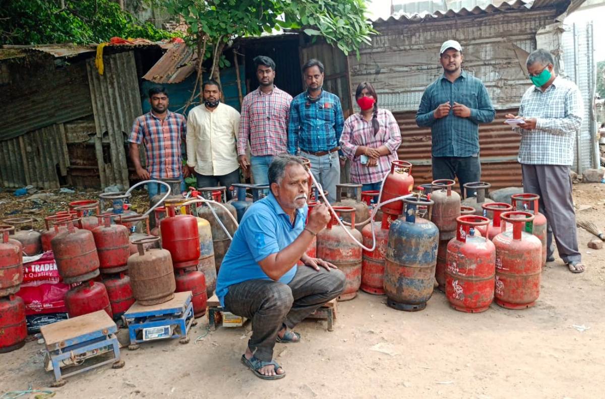 Gas filling | అక్రమ గ్యాస్ ఫిల్లింగ్‌ కేంద్రంపై టాస్క్‌పోర్స్‌​‍ దాడులు.. వ్య‌క్తి అరెస్ట్‌