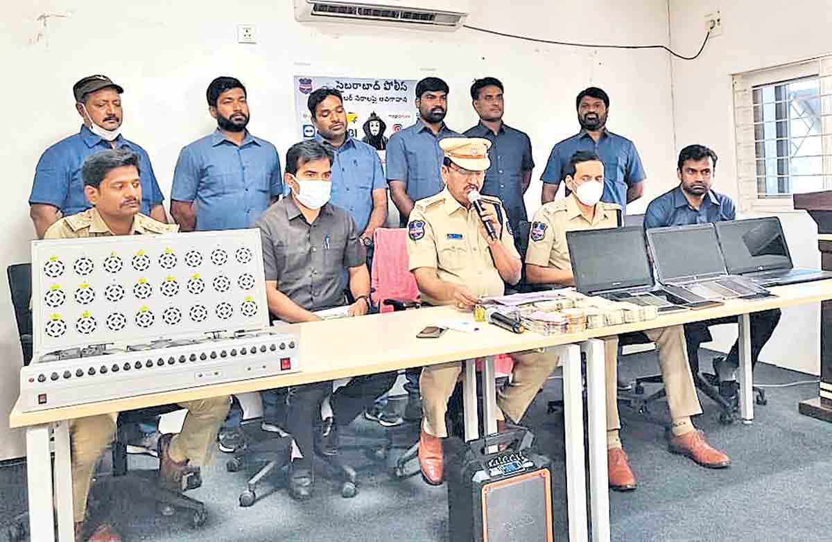 బంతికో రేటు.. వేశారు సంకెళ్లు.!