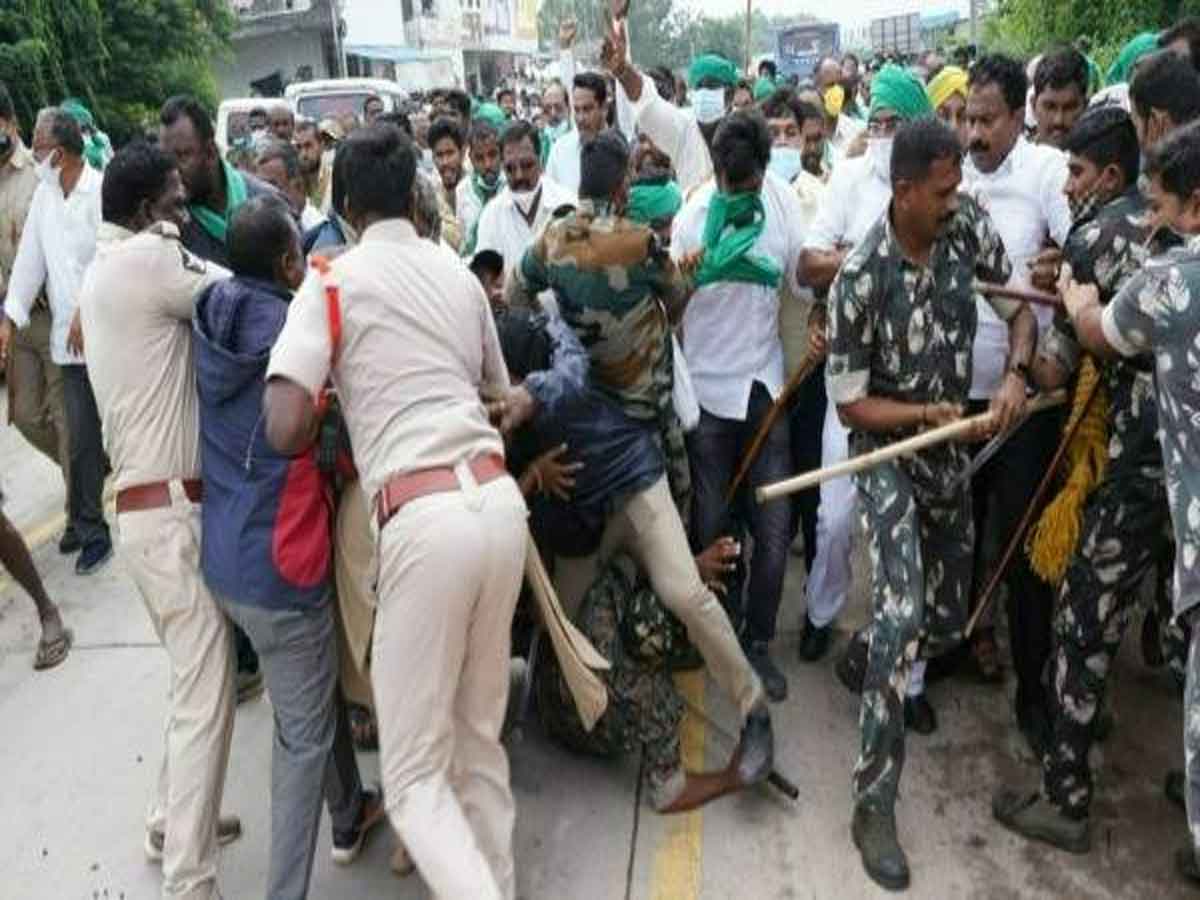 Lati Charge @ AP : రైతుల పాదయాత్రపై లాఠీఛార్జ్.. విరిగిన ఓ రైతు చేయి