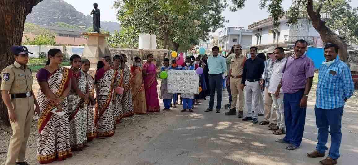 విద్యార్థినులు చట్టాలపై అవగాహన పెంచుకోవాలి