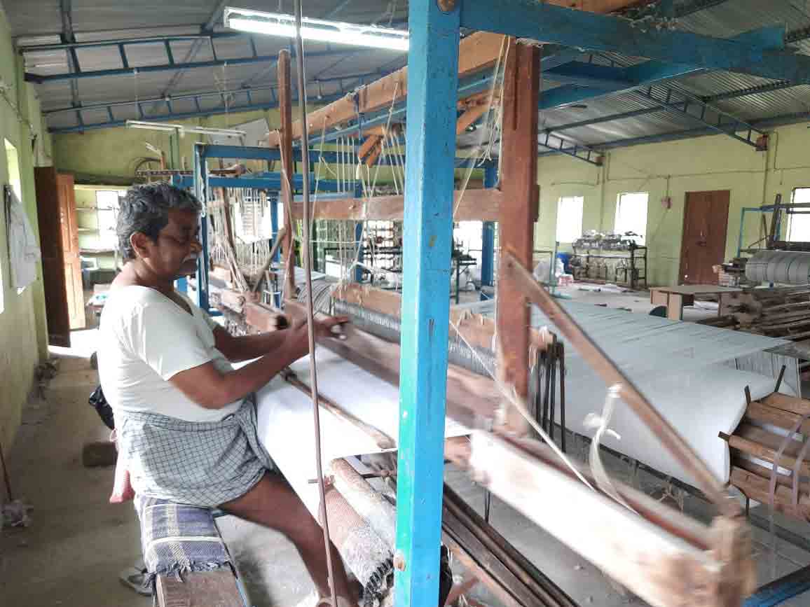 80 మగ్గాలు.. 400 మంది కార్మికులు