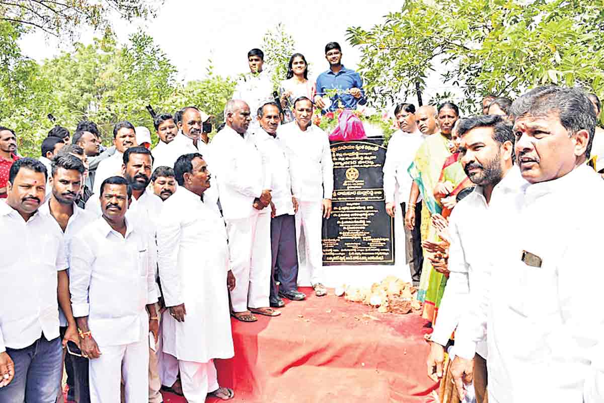 గ్రామాలాభివృద్ధిలో దాతలు భాగస్వాములు కావాలి