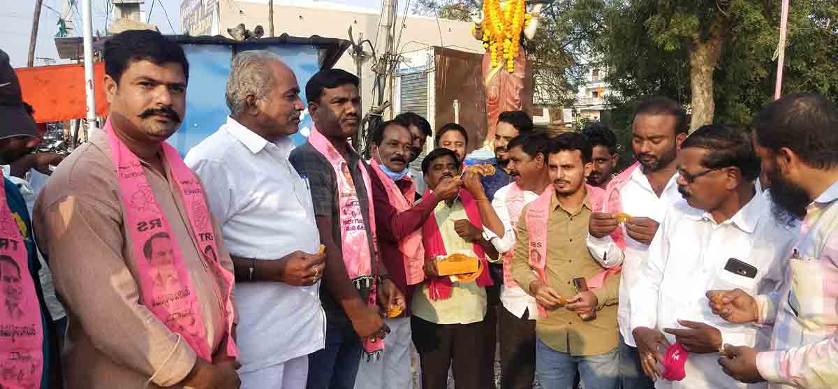 టీఆర్‌ఎస్‌ నాయకుల సంబురాలు