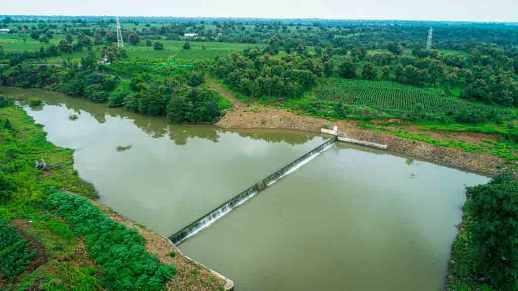 చెక్‌డ్యాంల నుంచి చేలకు..