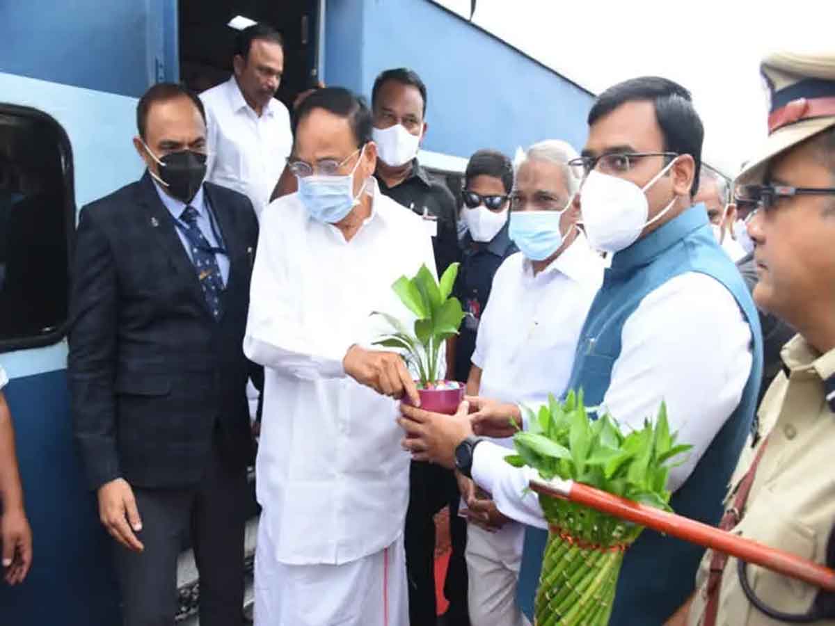 Venkaiah Naiudu : జనంతో కలిసి ఉండటంలోనే ఆనందం : వెంకయ్యనాయుడు