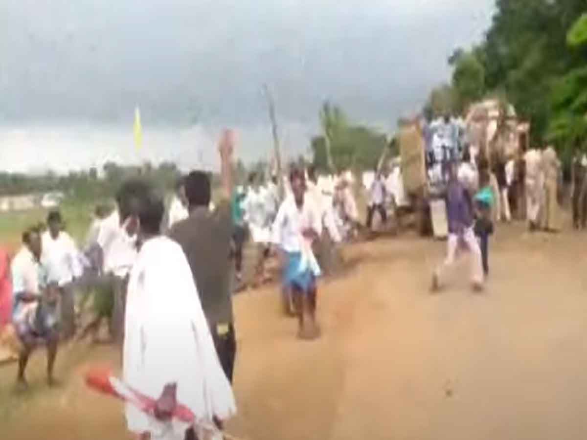 Bobbili : బకాయిలు చెల్లించాలంటూ రైతుల ఆందోళన, ఉద్రిక్తం