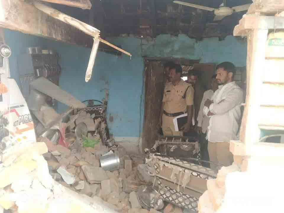 ఇంట్లోకి దూసుకెళ్లిన వాహనం .. తృటిలో తప్పిన ప్రమాదం