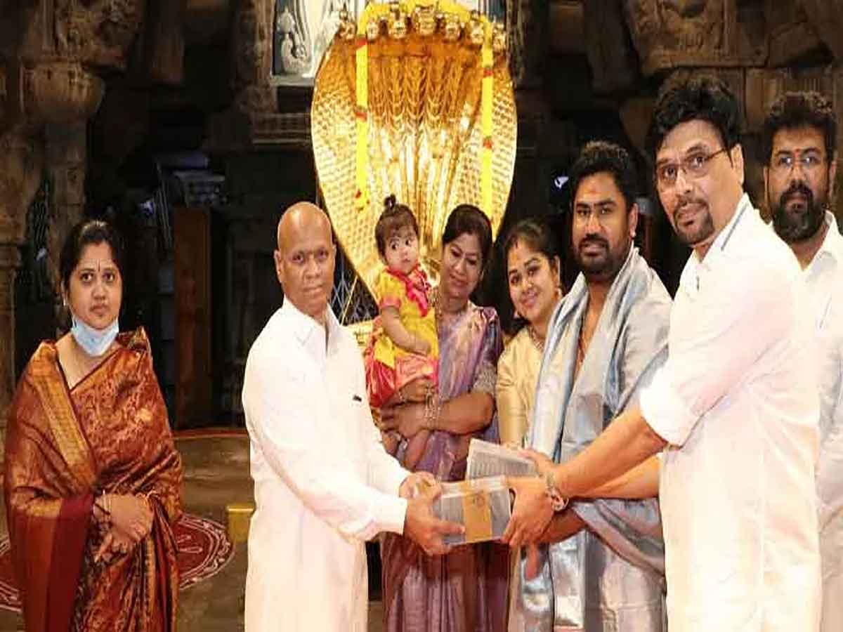 Gold Biscuits : శ్రీవారికి తమిళ భక్తుడి భూరి విరాళం.. 3 కేజీల బంగారు బిస్కెట్లు అందజేత