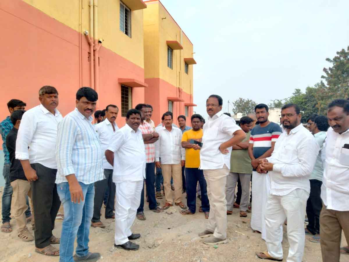 ఇండ్ల పనుల్లో వేగం పెంచాలి