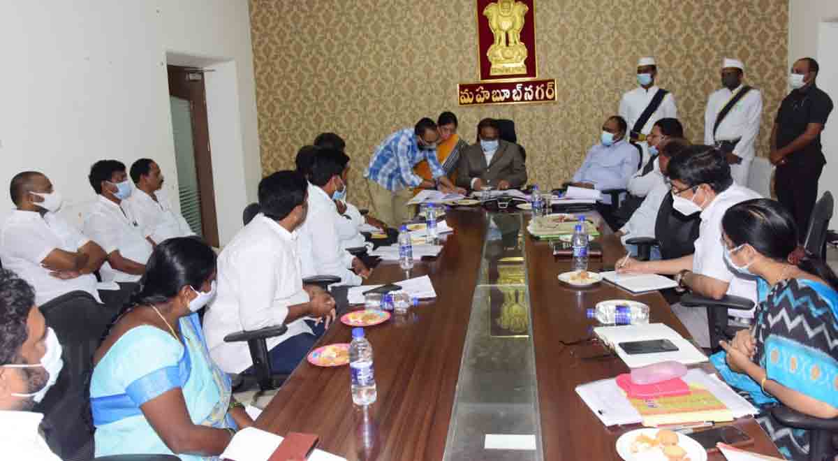 బరిలో ముగ్గురే..