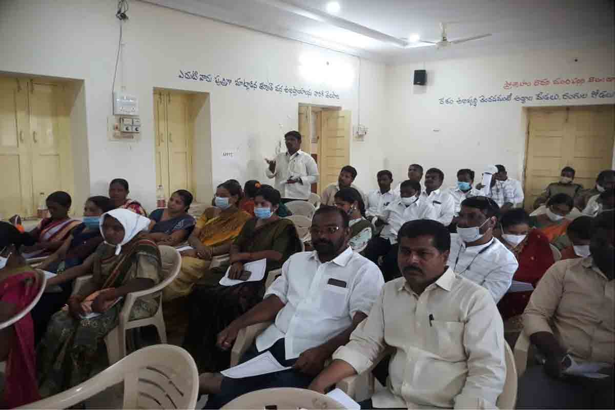 అధికారులు సమస్యలపై దృష్టి సారించాలి