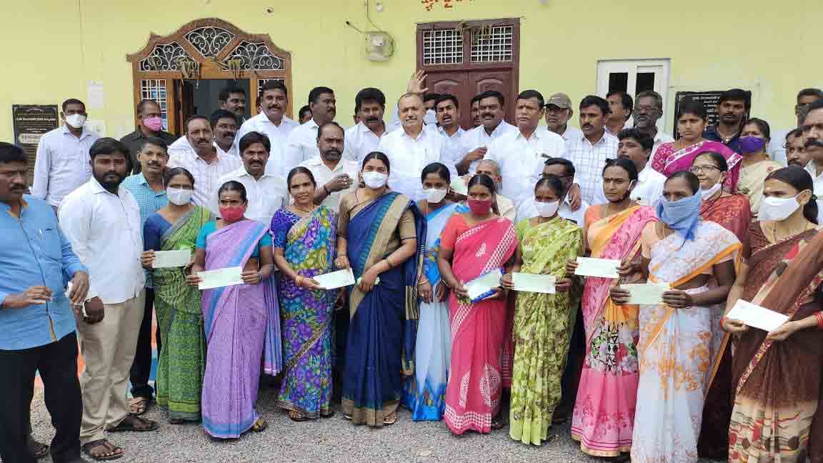 లబ్ధిదారుల ఇండ్లకు వెళ్లి చెక్కులను అందజేసిన ఎమ్మెల్యే