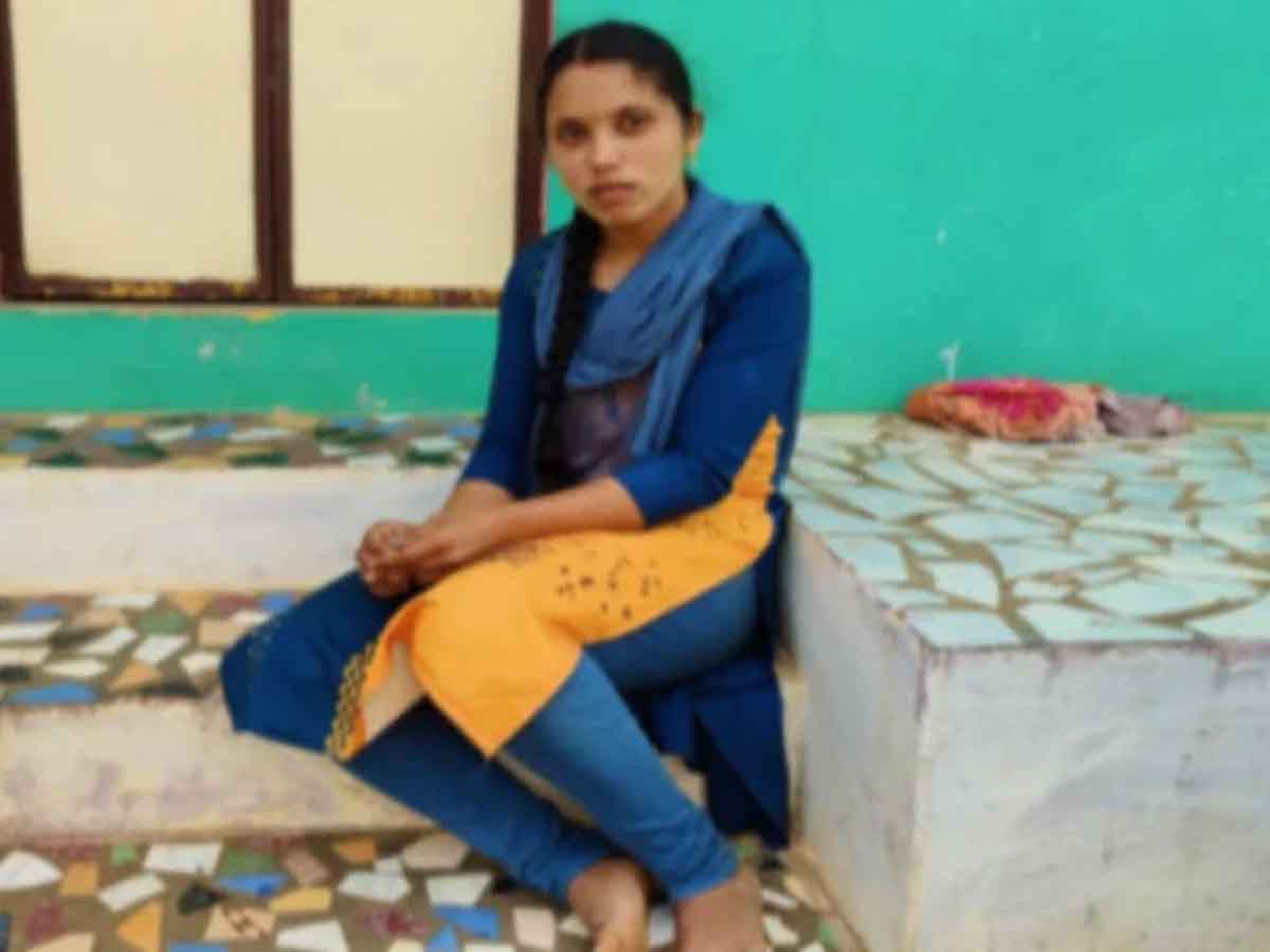 West Godavari : ముఖం చాటేసిన భర్త.. అత్తింటి వద్ద మహిళ ఆందోళన