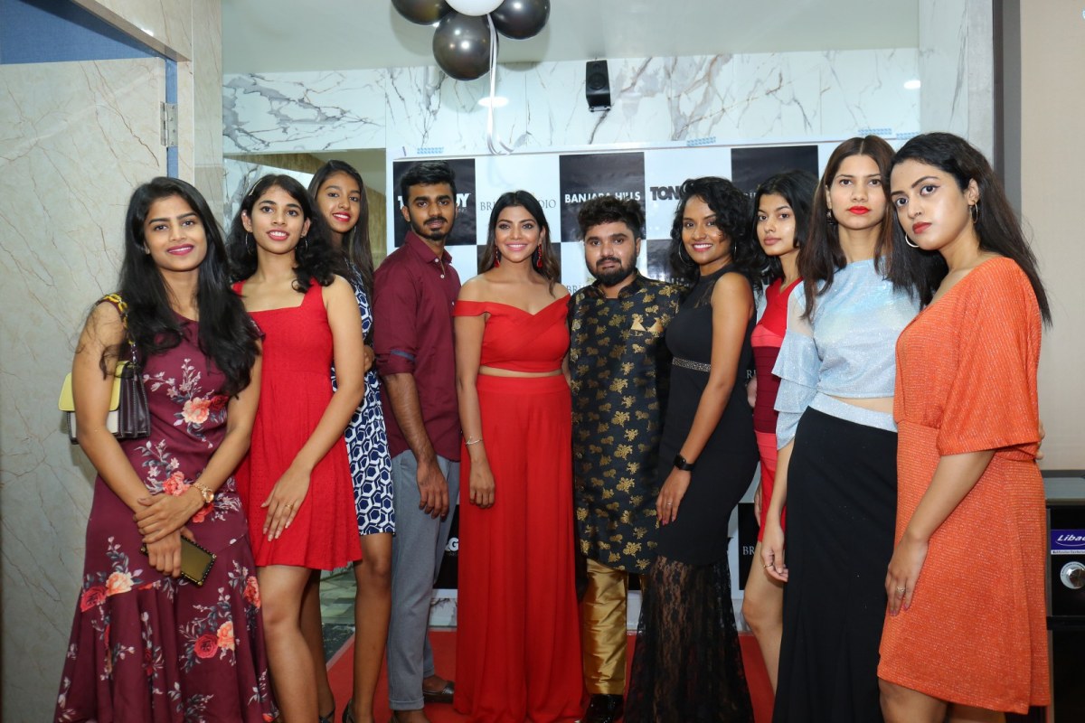 Toni and guy| బంజారాహిల్స్​‍లో బిగ్‌బాస్ ఫేమ్‌ లహరి షేర్ సందడి