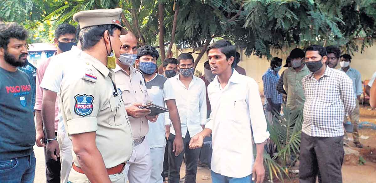 బండిని నిలదీసిన నిరుద్యోగి