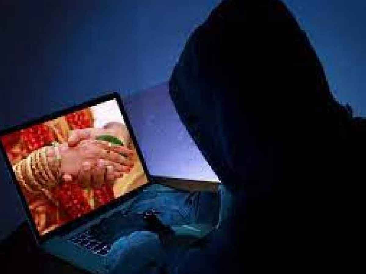 Cheating : పెండ్లి పేరుతో మహిళను మోసగించిన ఓ జంట.. ఒకరి అరెస్ట్‌