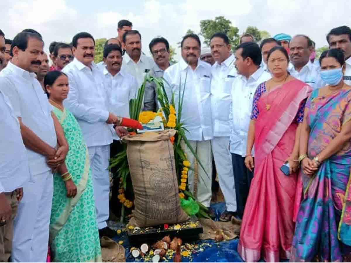 కొనుగోలు కేంద్రాల్లోనే ధాన్యాన్ని విక్రయించాలి.. ప్రభుత్వ విప్‌ గంప గోవర్ధన్‌