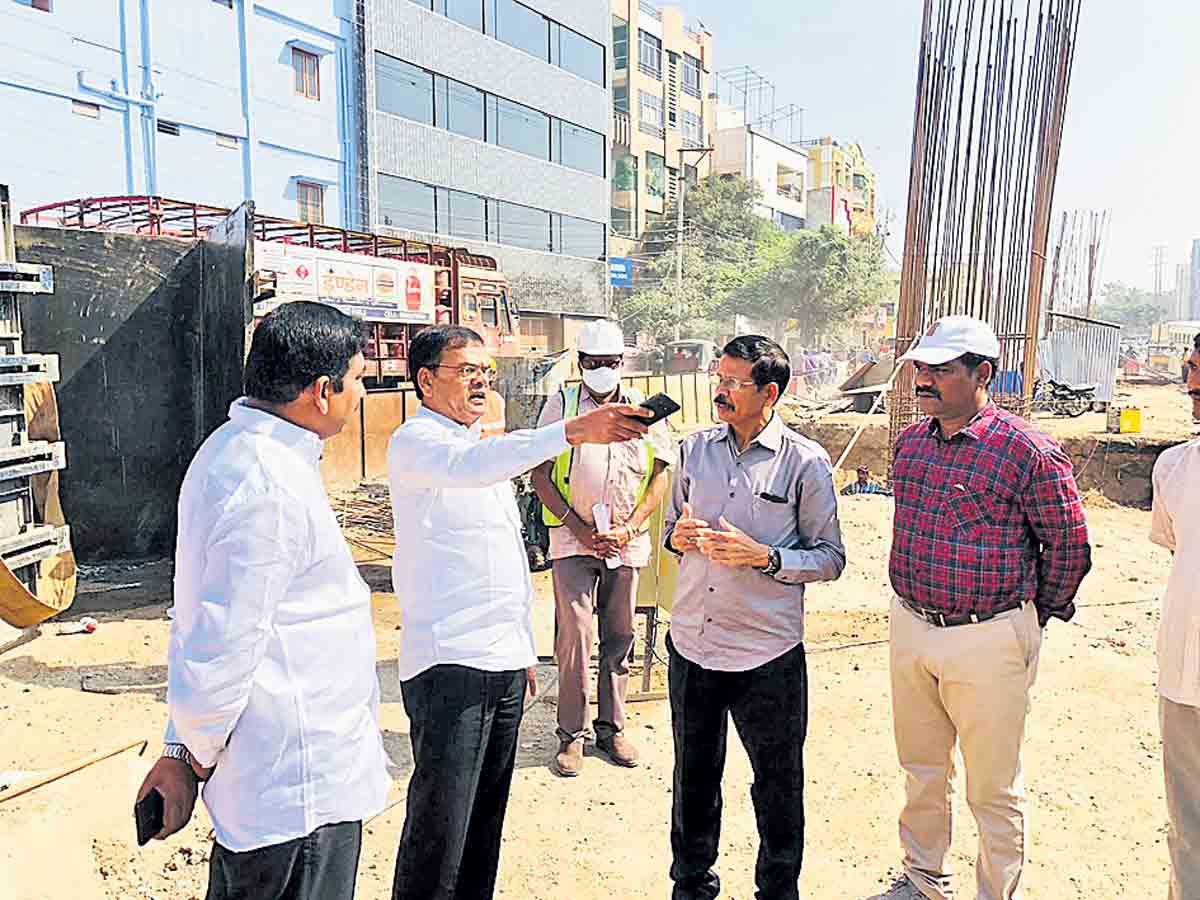 వాహనదారుల ఇబ్బందులు తొలగించండి