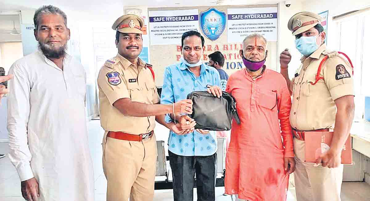 ఆటో డ్రైవర్‌ నిజాయితీ