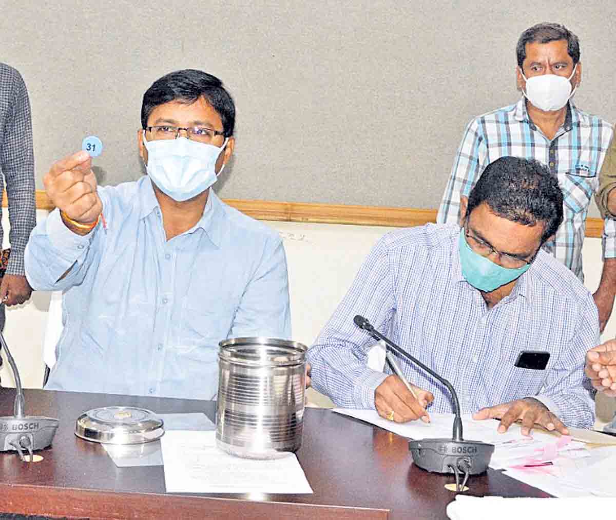 లాటరీ పద్ధతిలో మద్యం దుకాణాల ఎంపిక