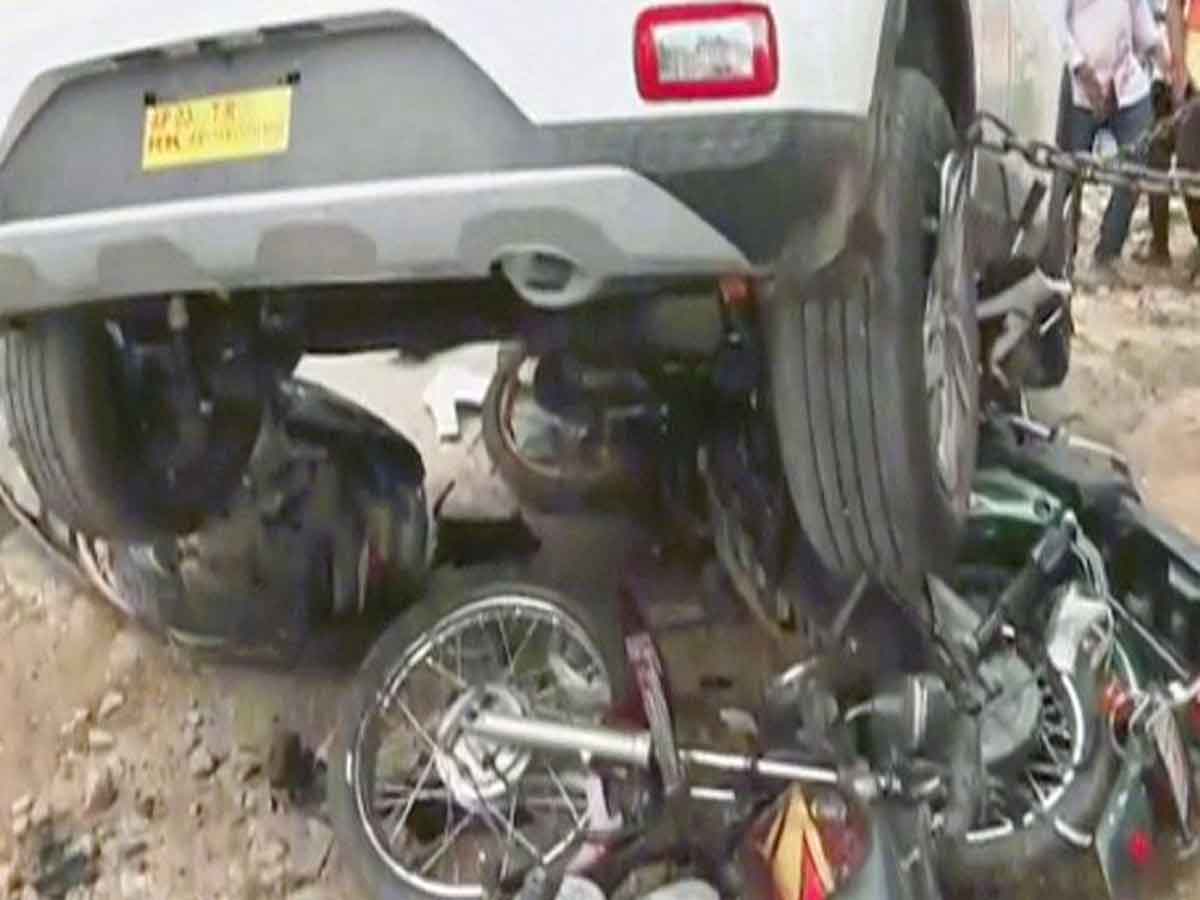 Car Crashed : తిరుపతిలో జనంపైకి దూసుకెళ్లిన కారు.. ఇద్దరికి గాయాలు