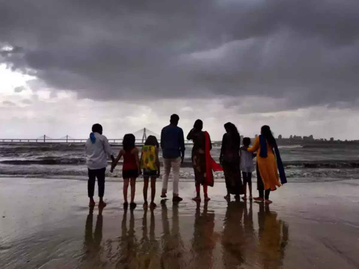 Weather Report : ఆగ్నేయ బంగాళాఖాతంలో ఉపరితల ద్రోణి