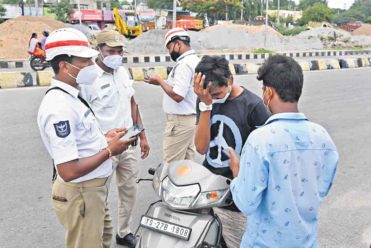 నిబంధనలు గాలికి… ప్రాణాలు హరి