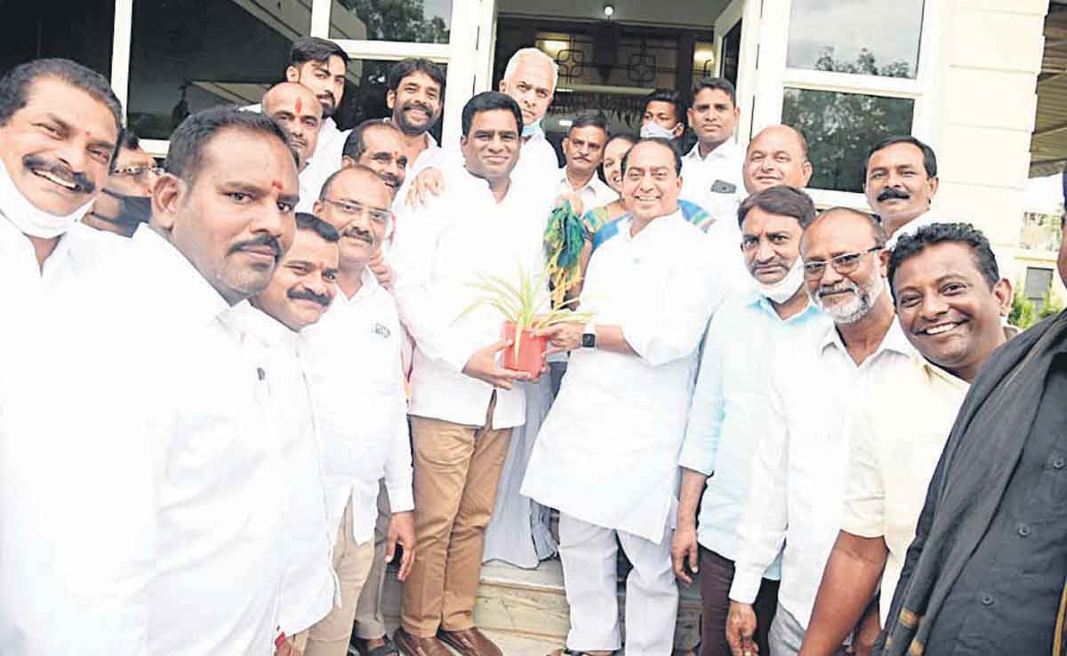 స్థానిక సంస్థల ఎమ్మెల్సీ నామినేషన్‌ సందడి