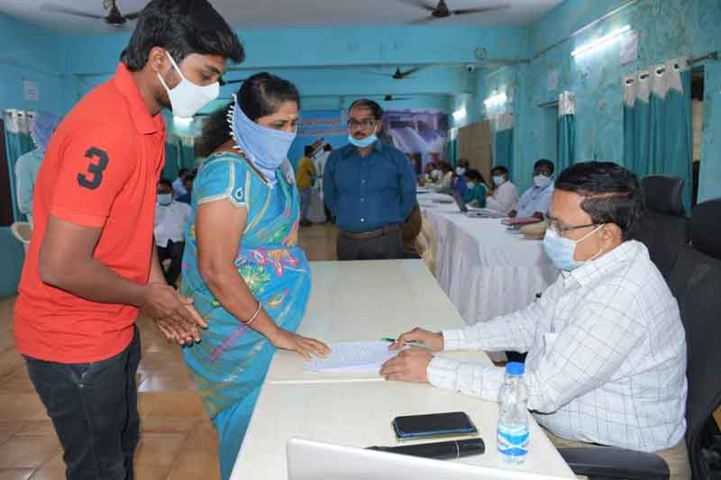 అర్జీలను వెంటనే పరిష్కరించండి