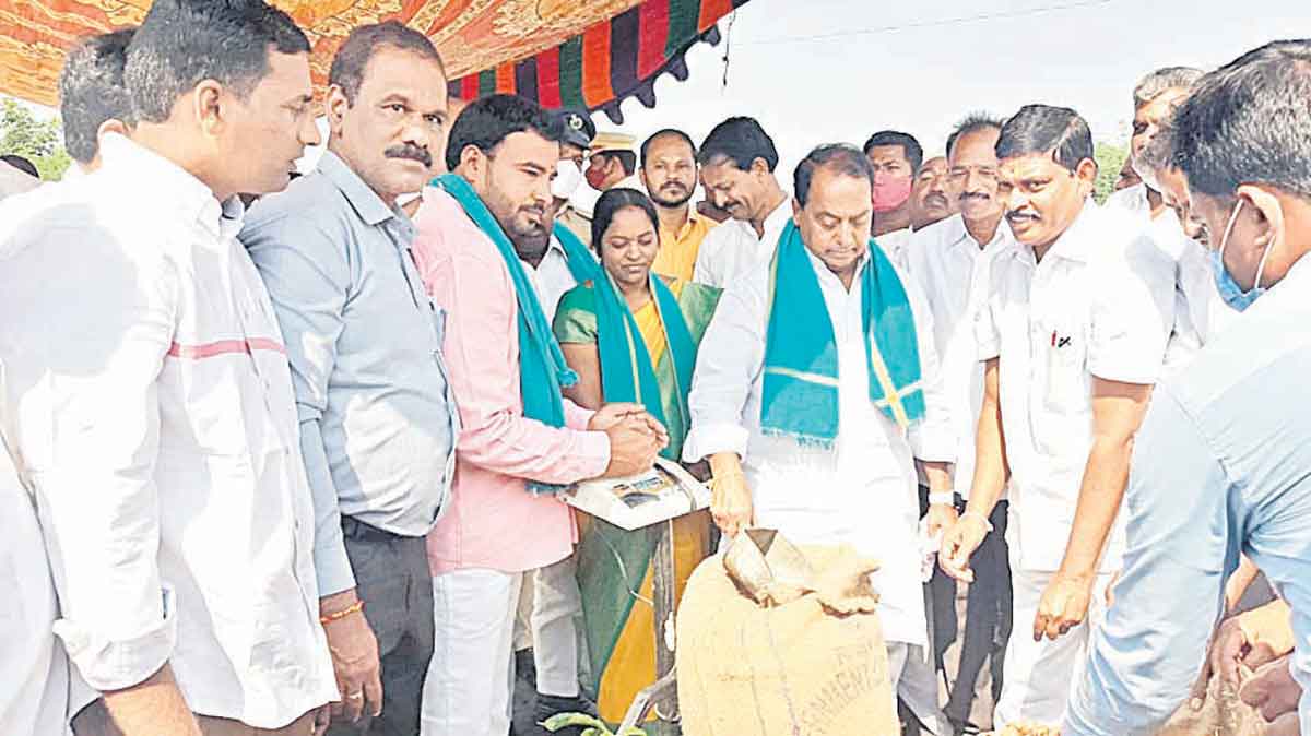 కేంద్రం వల్లే రైతులకు ఇక్కట్లు