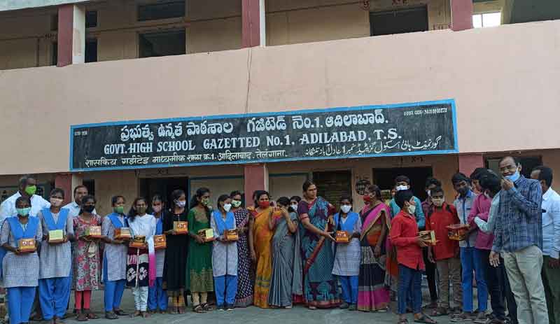 విద్యార్థులకు సోలార్‌ లైట్లు పంపిణీ