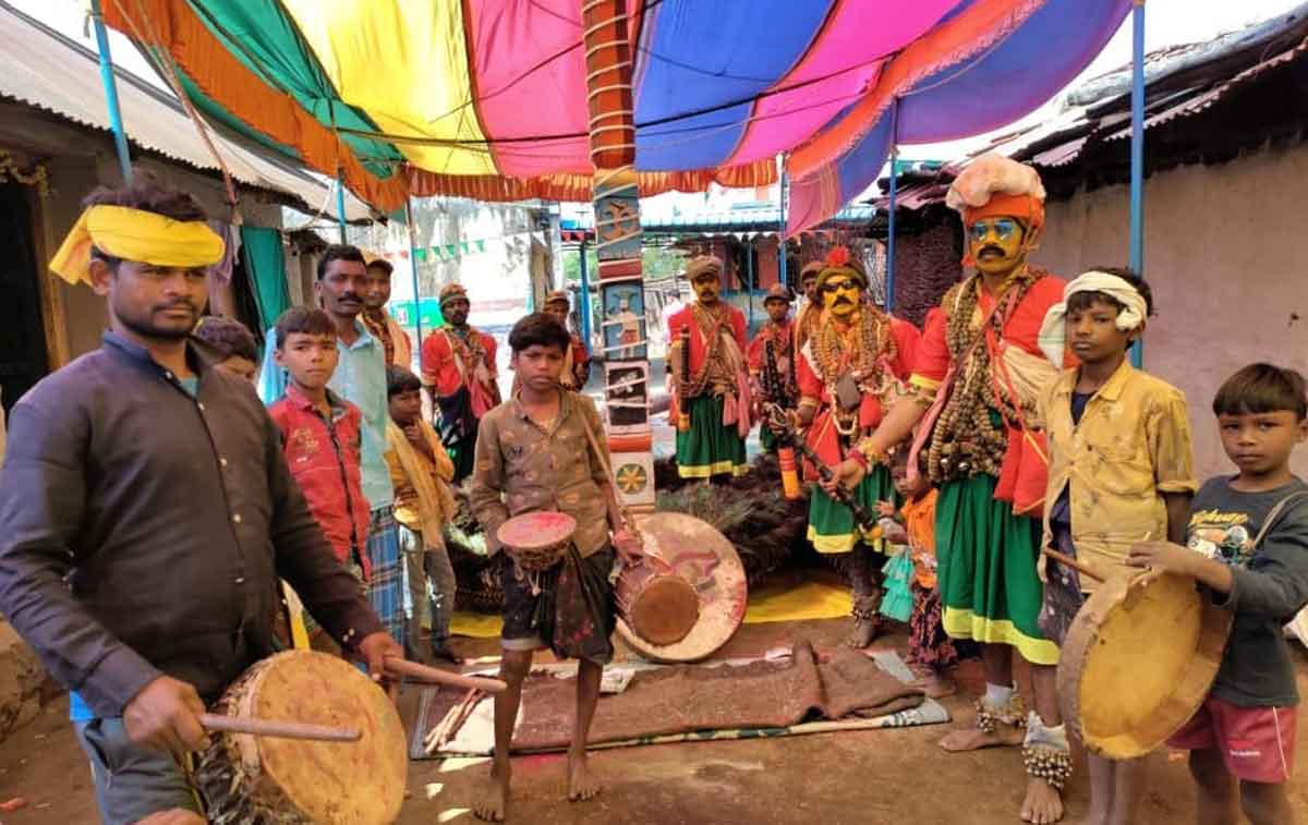 గిరిజన గూడేల్లో కోలాబోడి పూజలు