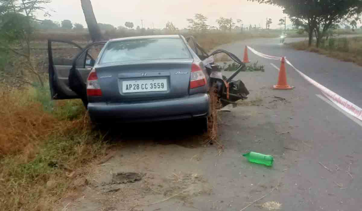 నిజామాబాద్ జిల్లాలో ఘోర ప్ర‌మాదం : ఇద్ద‌రు మృతి