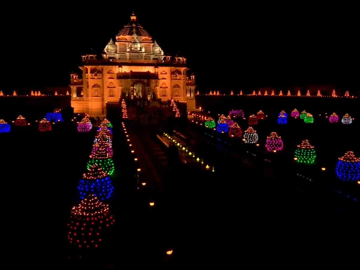 దీప కాంతులమయంగా.. ఆధ్యాత్మిక ప్రదేశాలు