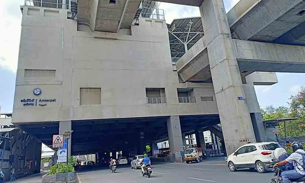 అమీర్‌పేట మెట్రోస్టేషన్‌ పైనుంచి దూకిన యువతి