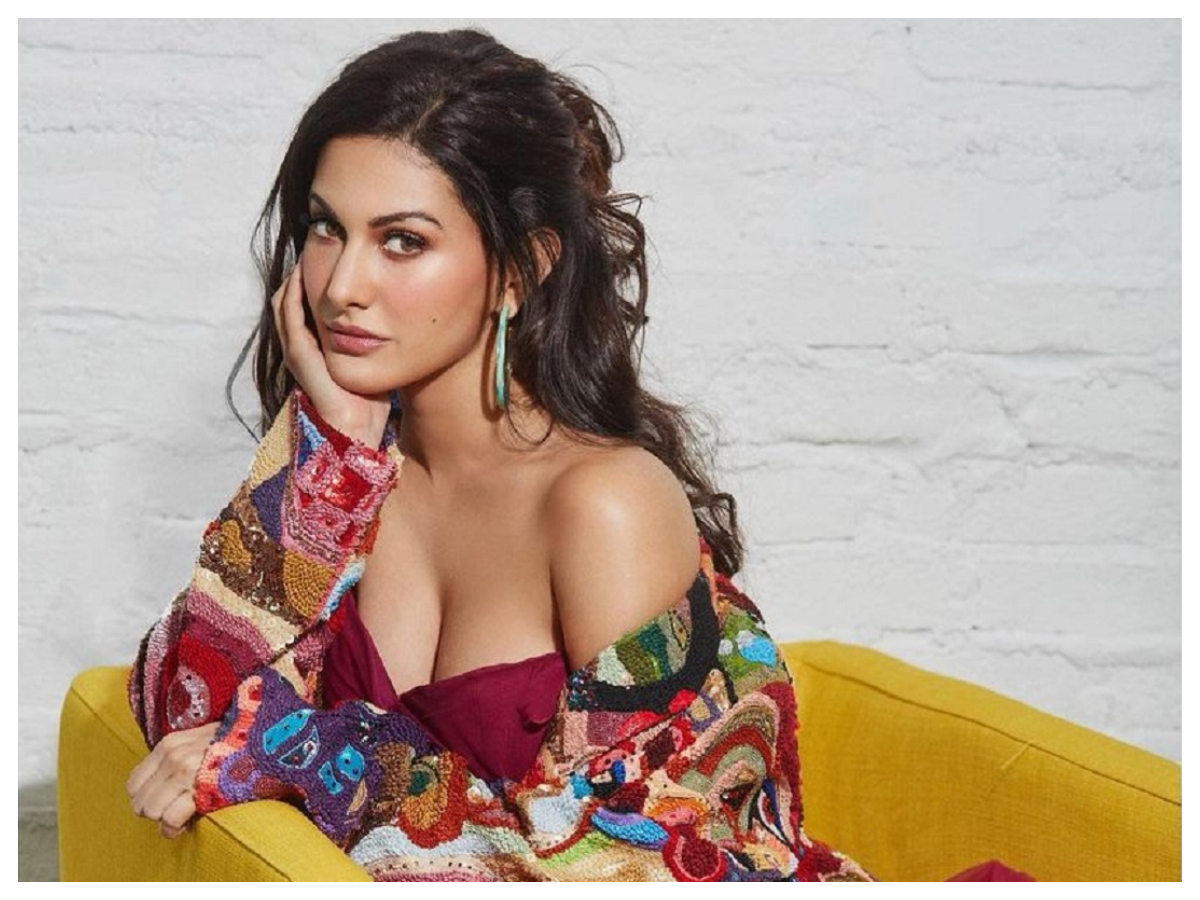 Amyra Dastur | అమైరా ద‌స్తూర్ గ్లామర్‌కు నెటిజన్లు ఫిదా..