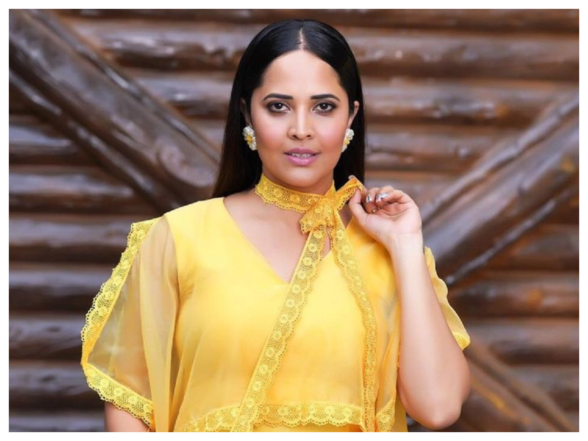 Anasuya Bharadwaj | ఎల్లో డ్రెస్‌లో ఏంజెల్‌లా మెరుస్తున్న అనసూయ..