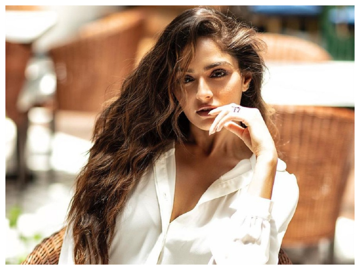 Asmita Sood | జీన్స్ వైట్‌ షర్ట్‌తో అదరగొట్టిన అస్మితా సూద్..