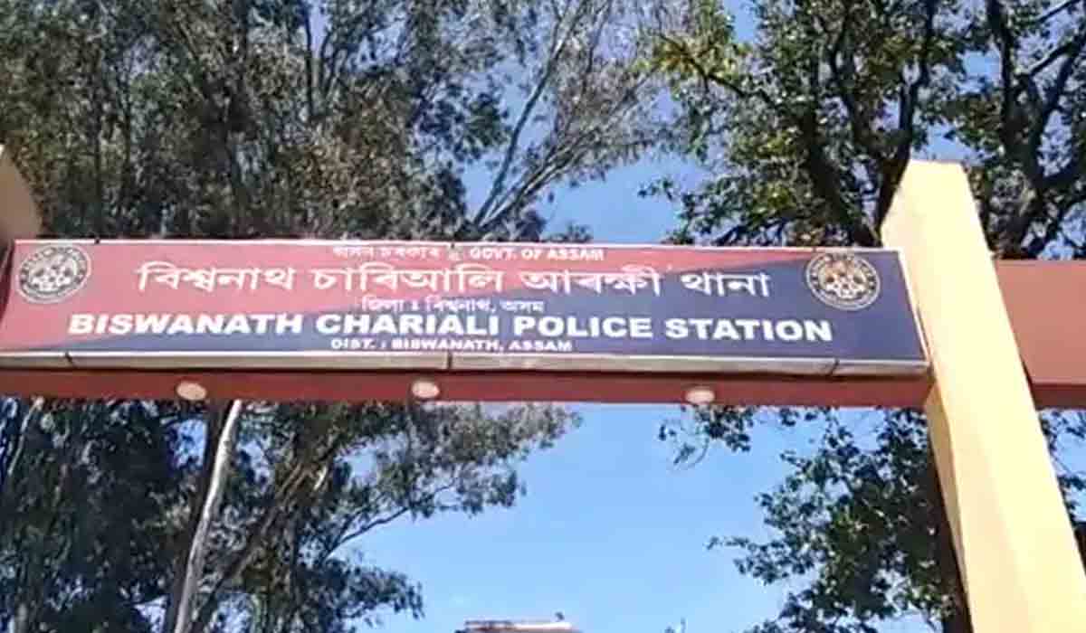 జీన్స్ ధ‌రించింద‌ని అమ్మాయిని గెంటేశారు..